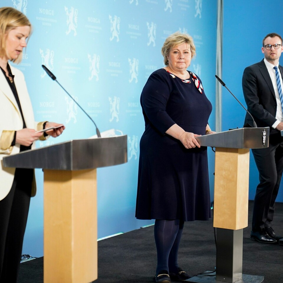 Nå åpner Norge mer Bildet er av Kunnskaps- og integreringsminister Guri Melby, statsminister Erna Solberg og barne- og familieminister Kjell Ingolf Ropstad. Melby står til venstre, Solberg står i midten, og Ropstad til høyre. Bildet er fra en pressekonferanse om koronasituasjonen. De står bak hver sin talerstol foran en lyseblå vegg.