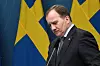 Bildet viser Sveriges statsminister Stefan Löfven foran et svensk flagg.