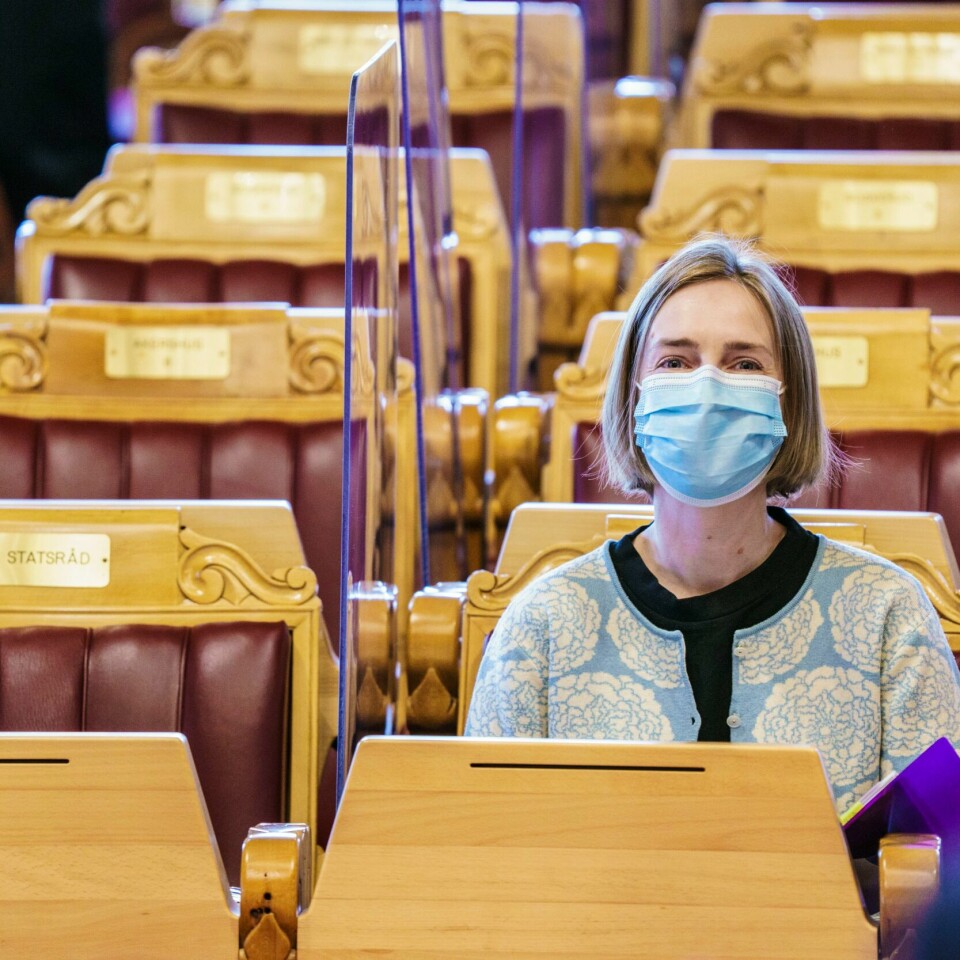 Ordningen har på ingen måte vært perfekt. Men den måtte være bred for å treffe hele næringslivet. Det melder Iselin Nybø. Hun er nærings-minister. Næringsminister Iselin Nybø (V) i Stortinget. Foto: Stian Lysberg Solum / NTB