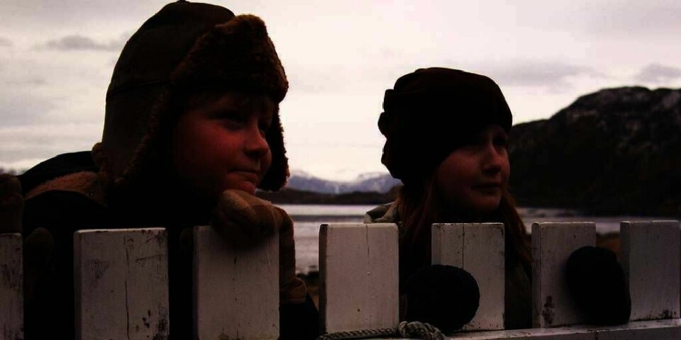 NABOER: Trille (til venstre) og Lena (til høyre) er naboer. De bor i ei lita bygd på Sunnmøre. Fredag kan du oppleve det de opplever. Da starter TV-serien «Vaffelhjarte» om vennskap og kjærlighet.