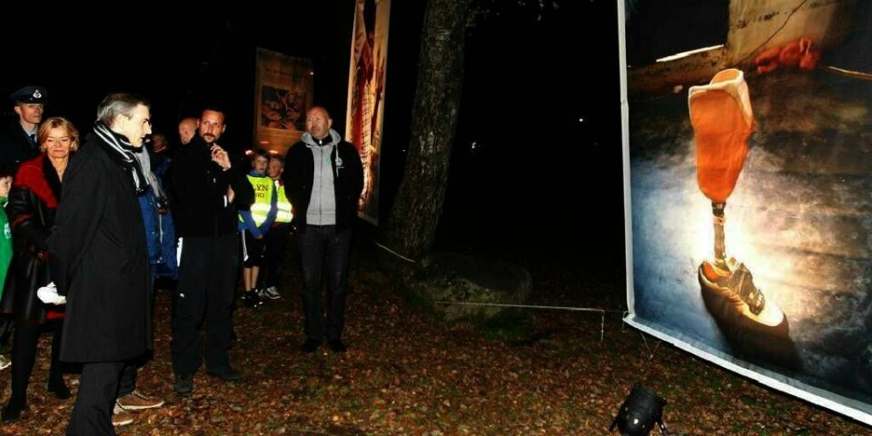 HJELP: Kronprins Haakon, Liv Tørres, generalsekretær i Norsk Folkehjelp og utenriksminister Jonas Gahr Støre var på Songsvann torsdag. Foto: Gorm Kallestad / Scanpix