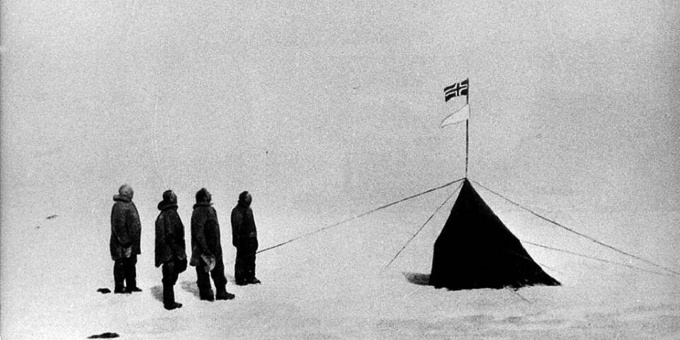 EKSPEDISJON: Bildet viser Roald Amundsen (til venstre) sammen med de andre han dro til Sydpolen med. De har heist opp det norske flagget på teltet over de sørligste punktet på Sydpolen. Onsdag starter en ny, norsk ekspedisjon. Den skal nå Sydpolen nøyaktig 100 år etter Amundsen.