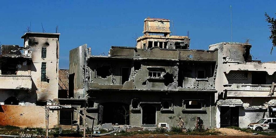 BOMBET: Byen Sirte i Libya er bombet i stykker. Det var her Muammar Gaddafi ble fanget og drept av opprørs-styrkene torsdag. Forsvars-samarbeidet Nato bombet kolonnen han kjørte i. Det gjorde det lettere for opprørerne å fange Gaddafi. Nato sier de ikke visste at Gaddafi var i kolonnen.