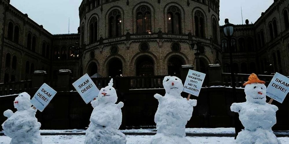 PROTEST: Miljøvernere og politikere er skeptisk til å flytte grensa for havisen i nord. Her har noen laget snømenn med plakater som blant annet sier «Hold iskanten hvit! Ikke mer oljedrit».