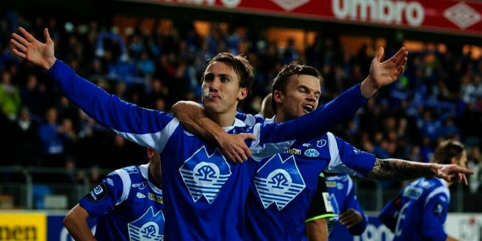 Søndag kunne fotball-laget Molde juble. De er årets seriemestere i fotball for menn. Her er det Magnus Wollf og Knut Olav Rindarøy fra Molde som feirer.