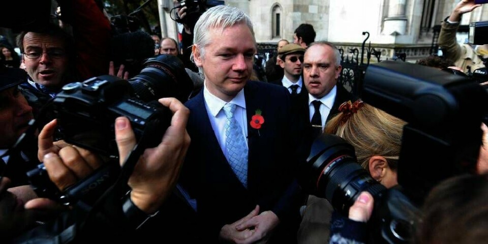 RETTSSAK: Julian Assange kommer til rettssalen i London i Storbritannia. Der ble det bestemt at han kan utleveres til Sverige.