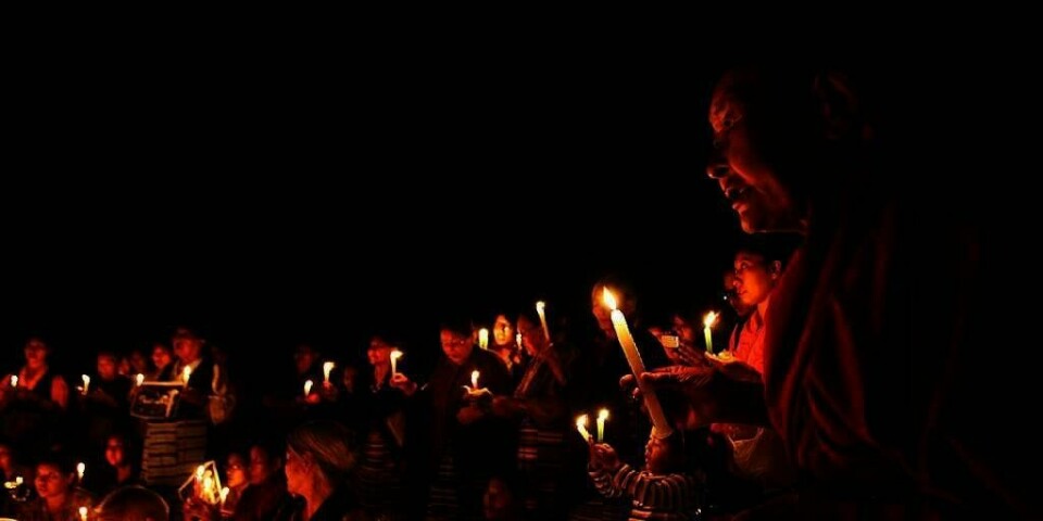 PROTESTER: Tibetanere som bor i Nepal, tenner lys. Det er for andre tibetanere som tok selvmord i et senter for flyktninger 11. oktober. Sju tibetanske menn og en kvinne har satt fyr på seg selv siden mars. Det er i protest mot styret i Beijing i Kina.