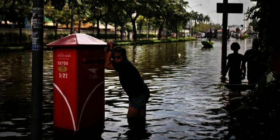 VANN: Også gatene i Thailands hovedstad Bangkok er oversvømt av vann. Både vanlige folk og turister rømmer til turiststedene ved kysten.