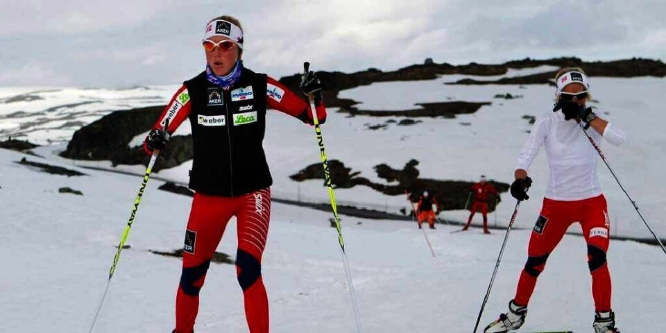 Langrenns-løperne Kristin Størmer Steira og Therese Johaug trente i norske fjell tidligere i høst. Men nå er rennet på Beitostølen avlyst. Løperne er invitert til Sverige for å gå på ski der.