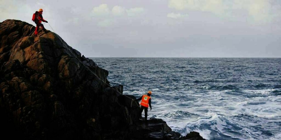 LETER:  To rednings-arbeidere leter etter to savnede i et filmcrew. Daniel Henriksbø og Mats Bjarg ble tatt av en bølge ved Egersund søndag.