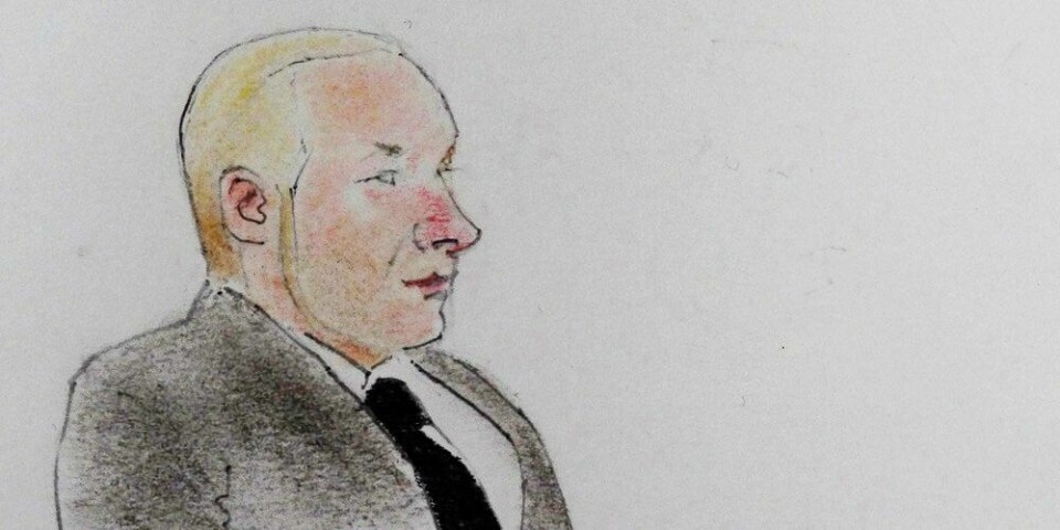 POLITIAVHØR: Anders Behring Breivik fortalte politiet at han egentlig ville drepe tre politikere på Utøya. Her er han tegner i retten på mandag. Da ble han fenslet i varetekt for 12 nye uker.