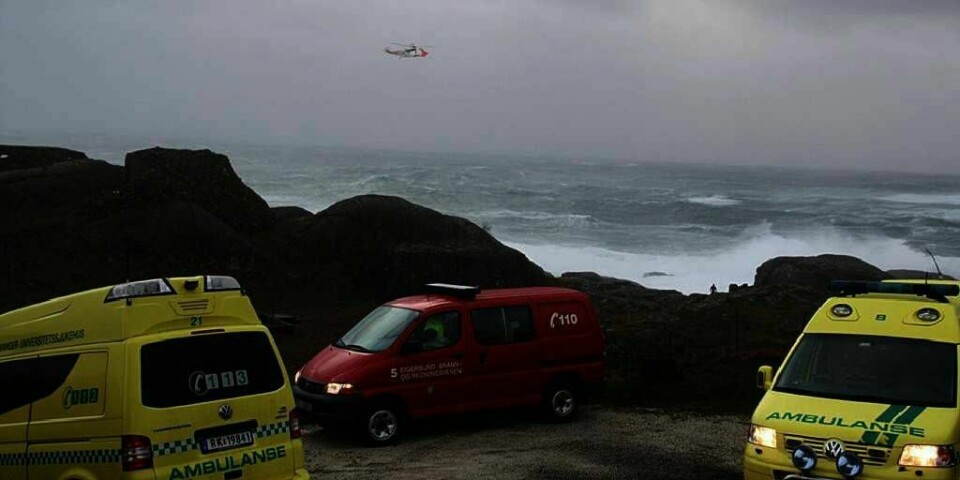 UVÆR:  Rednings-aksjonen utenfor Egersund i Rogaland var veldig vanskelig. To menn på 25 og 27 år er fortsatt savnet. De ble tatt av en bølge ved Stapnes. I tillegg er to menn døde etter det kraftige uværet i Sør-Norge søndag.