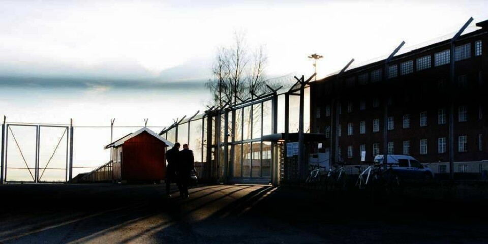 BESØK: Advokat Geir Lippestad (til høyre) og Tord Jordet er på vei inn på Ila fengsel. De skal ha møte med Anders Behring Breivik. Fengselet planlegger å bygge en ny, sikker avdelig for Breivik.