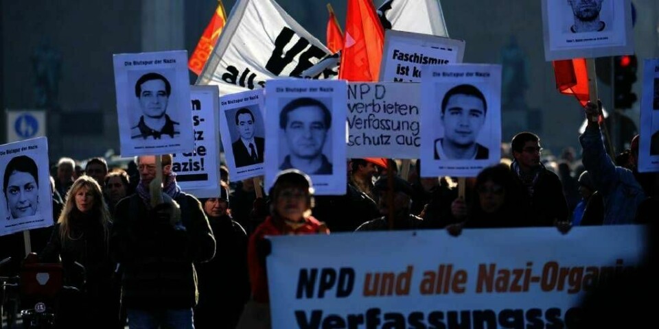 DEMONSTRERER:  Folk i Tyskland demonstrerer mot nynazistene.