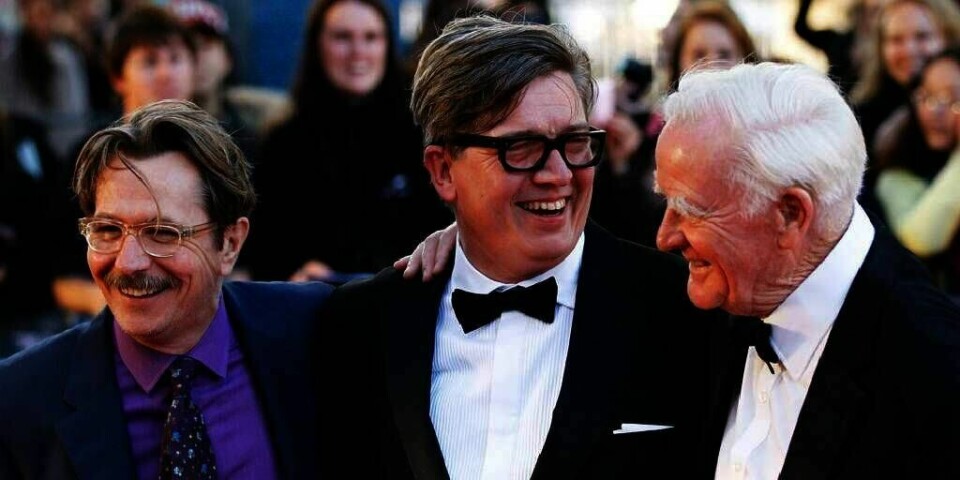 PRIS: Svenske Tomas Alfredson (i midten) har regissert filmen «Tinker Tailor Soldier Spy». Den er laget etter en bok av John le Carré (til høyre). Filmen kan bli nominert til prisen Oscar. Alfredson tror Gary Oldman (til venstre) kan få en Oscar.