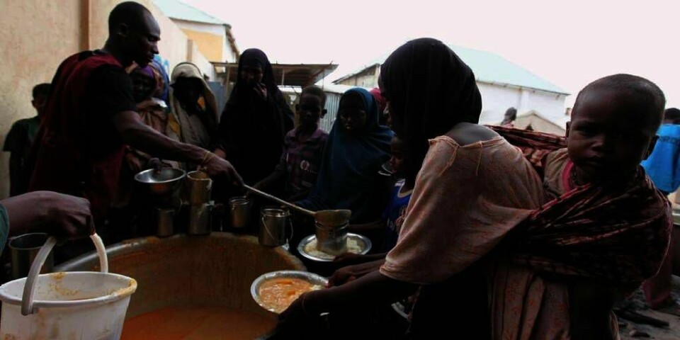 FLYKTNINGER: Somaliske flyktninger får utdelt mat. Veldig mange har flyktet. På grunn av konflikten i Somalia, kan mange ikke vende hjem selv når sult-katastrofen er over.