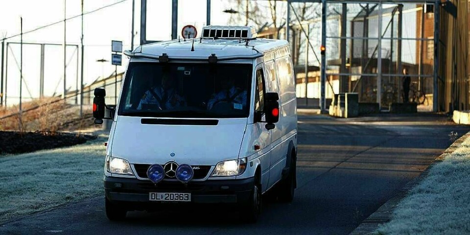 BEKYMRET: Her fraktes terror-siktede fra Ila fengsel til Oslo tingrett til fengslingsmøte. Breiviks halvsøster ble avhørt av politiet i forrige uke. Hun skal ha vært bekymret for oppførselen til halvbroren sin.