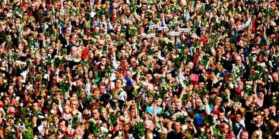 ROSE-TOG: 200.000 mennesker var samlet i Oslo 25. Juli. De hadde med seg roser. De ville vise hva Norge sto for etter terroren 22. Juli. Nå er «rose-tog» årets ord.
