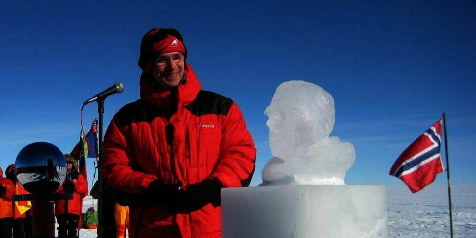 STOLT:Statsminister Jens Stoltenberg viste fram en statue i is på Sydpolen onsdag. Den viser ansiktet til polfarer Roald Amundsen. Onsdag er det 100 år siden han nådde Sydpolen som den første i verden.