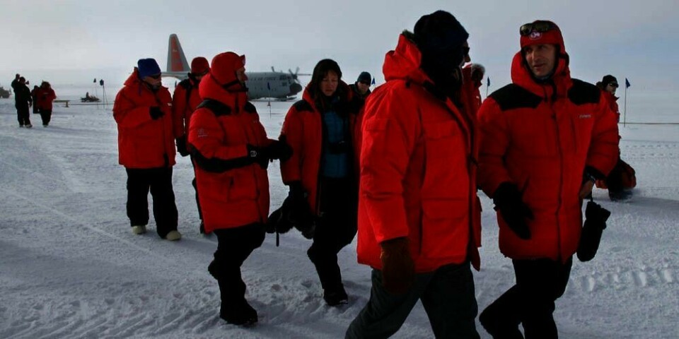 FEIRER: Statsminister Jens Stoltenberg (til høyre) er framme på Sydpolen. han skal feire at det er 100 år siden Roald Amundsen kom dit. Men to av fire i en ny ekspedisjon har måttet gi opp å gå på ski helt fram. De ble fløyet inn sent mandag.