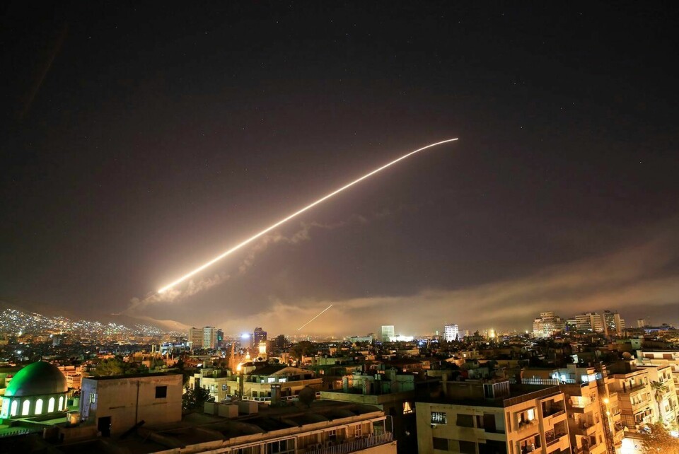 ANGREP: Lyset fra rakettene synes godt på nattehimmelen over Damaskus. USA, Storbritannia og Frankrike angrep Syria natt til lørdag.