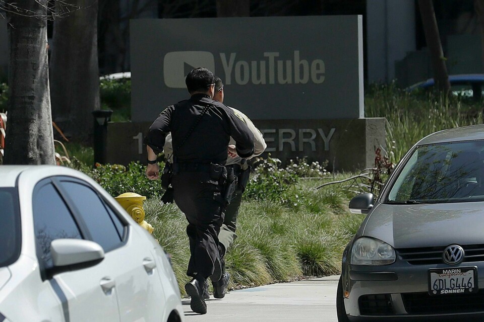 SKYTING: Politiet kom til YouTubes kontorer klokka 12.48 lokal tid tirsdag. Tre personer ble skadd i skytingen. Kvinnen som trolig skjøt, er død.