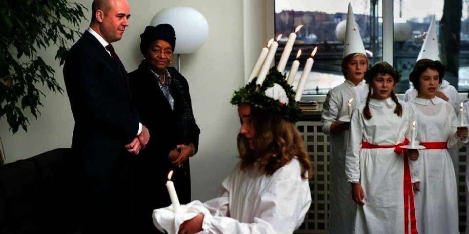 LUCIA: Sveriges statsminister Fredrik Reinfeldt og fredspris-vinner Ellen Johnson Sirleaf, ble møtt av av et Lucia-tog i Stockholm mandag.
