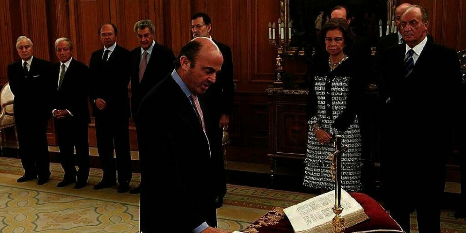FINANSMINISTER: Luis de Guindos ble torsdag tatt imot som Spanias nye finansminister i en seremoni. Han får en vanskelig jobb med å redde landets økonomi.