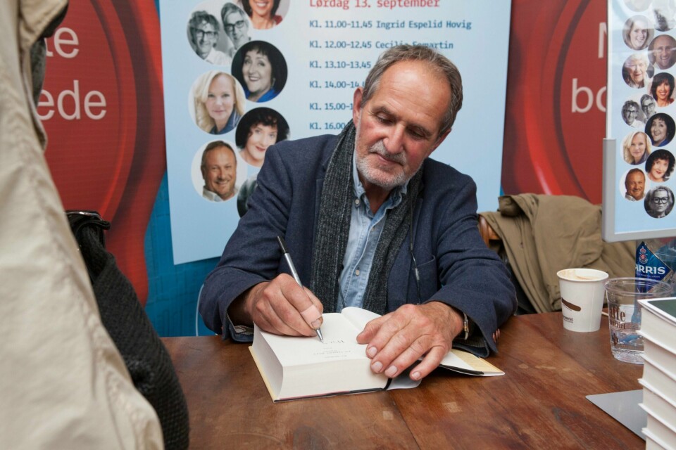 DØD: Forfatteren Jon Michelet er død, 73 år gammel. Her signerer har bøker under Oslo bokfestival i 2014.