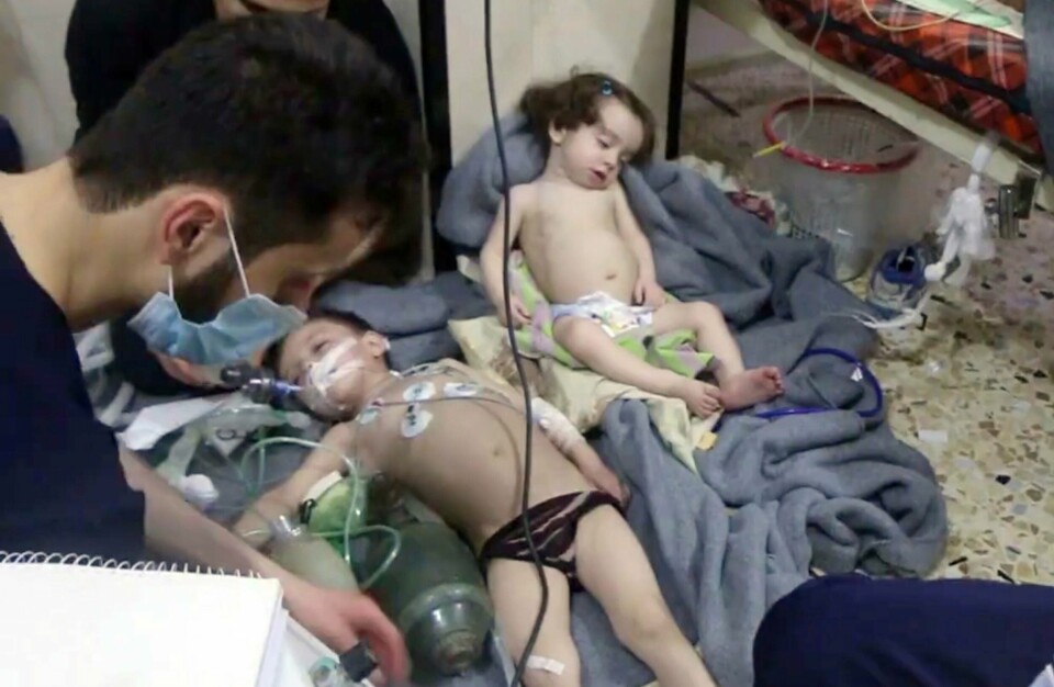 SYKEHUS: Barn får hjelp på et sykehus etter angrep lørdag. Flere mener Syria brukte kjemiske våpen i Øst-Ghouta.