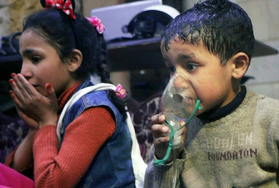 TRUSSEL: Situasjonen er spent mellom USA, Syria og Russland. Årsaken er angrep i byen Douma. Både barn og voksne døde i et giftangrep. Disse barna får oksygen etter angrepet.