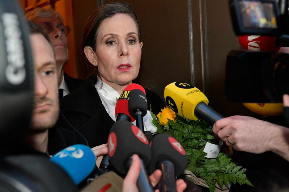 SLUTTER: Sara Danius slutter som fast sekretær i Svenska Akademien. Her forteller hun dette til journalister.