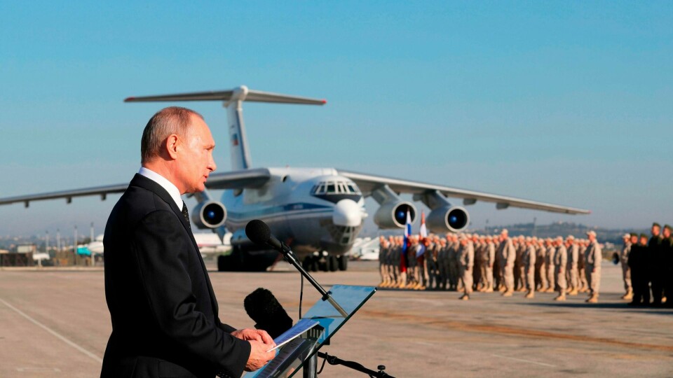 SPENT: Russlands president Vladimir Putin besøker soldater i Syria. Russland hjelper myndighetene i Syria i kampen mot opprørere. Men nå har situasjonen med USA også blitt mer spent.