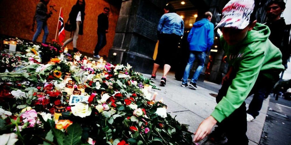 TIL MINNE: Flere hundre tusener av mennesker la ned blomster på ulike steder rundt om i landet. Det var til minne om terror-angrepene i Oslo og på Utøya 22. juli. Det er det vi husker best fra 2011.