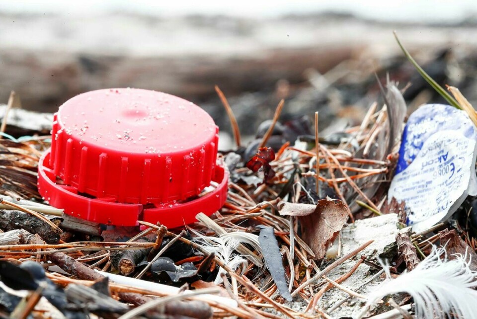 PLAST: Det er funnet mye plast på en øy i Hordaland. Plasten kommer blant annet fra Nederland og England.