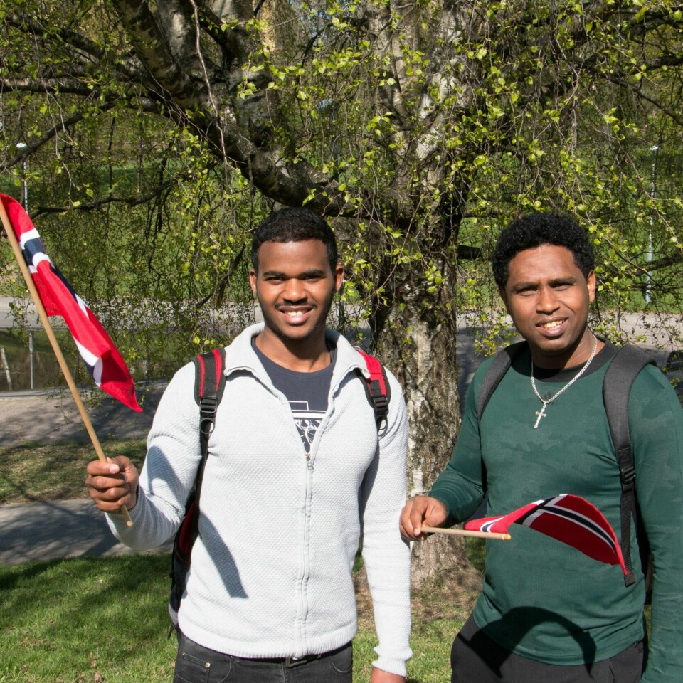 FEIRER: Kidane Eyob (til høyre) og Desbele Gebretsadk fra Eritrea er to av mange innvandrere som feirer 17. mai.