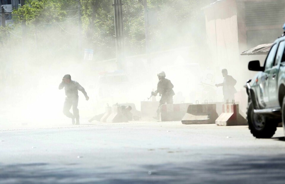 ANGREP: Folk løper for livet i det bombe nummer to eksploderer. Minst 21 mennesker er drept i angrep i Afghanistan mandag.