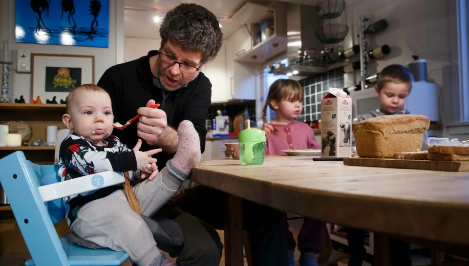 FAR: En pappa kan være hjemme med baby og få penger. Men han er avhengig av at moren har studert eller jobbet.