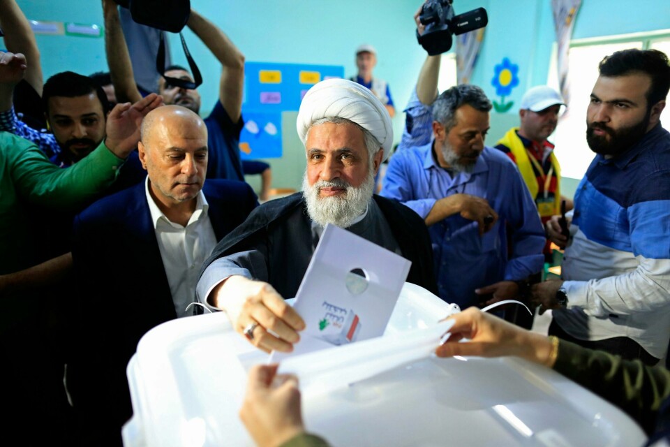 VALG: Naim Kassem fra Hizbollah gir sin stemme. Partiet hans har gjort det bra i valget i Libanon.