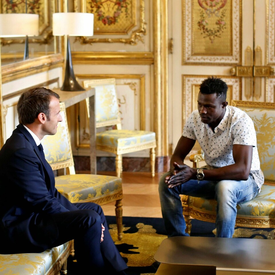 HELT: Mamoudou Gassama (til høyre) er helt i Frankrike. Mandag fikk han møte president Emmanuel Macron.