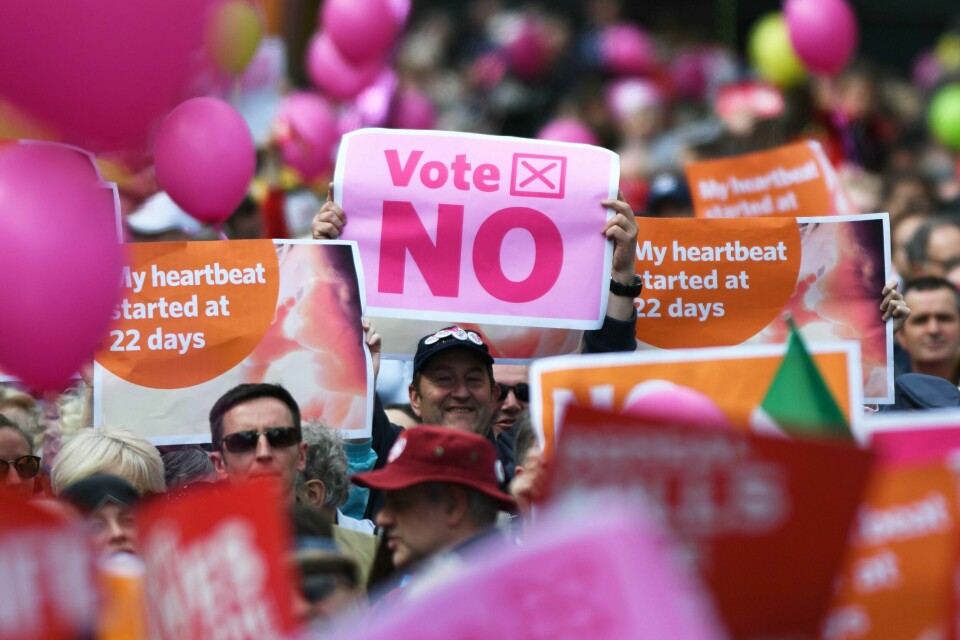 STEMMER: Disse menneskene er imot at abortloven endres i Irland. «Nei», står det på plakatene deres. I tillegg til «Hjertet mitt startet å slå etter 22 dager».