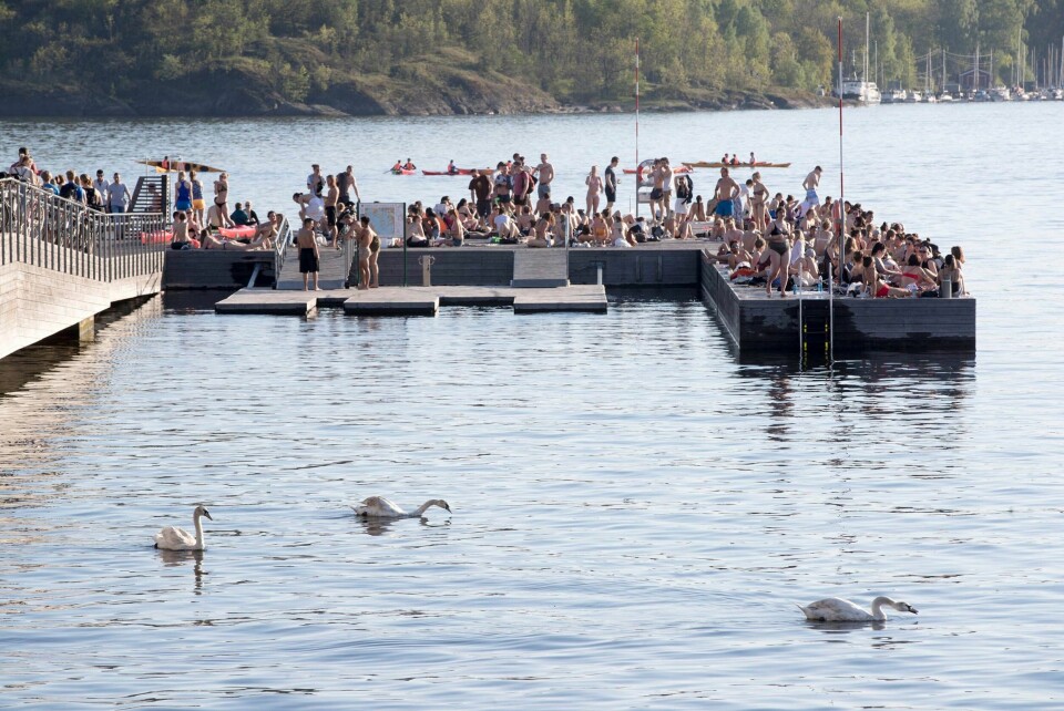 REKORDVARMT: Det er rekordvarmt i mange byer. Mange ønsker å bade. Dette er på Sørenga i Oslo.
