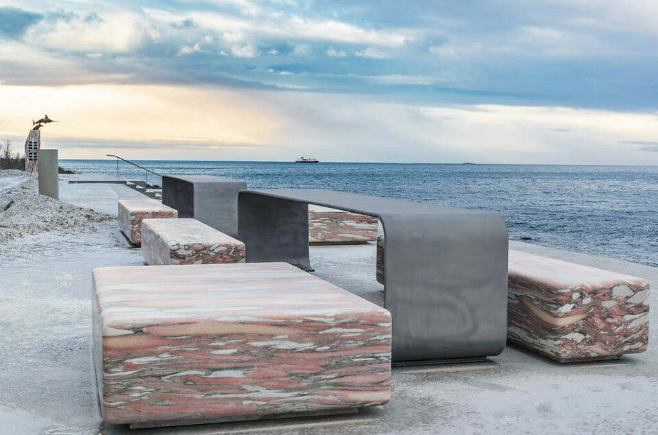 MARMOR: Ureddplassen har fått benker i marmor fra Fauske i Nordland. Bildet viser rasteplassen Ureddplassen ved Nasjonal turistveg Helgelandskysten i Nordland.