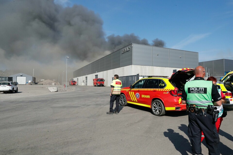 BRANN: Det kommer mye røyk fra brannen ved Revac i Vestfold. Anlegget driver med gjennvinning.