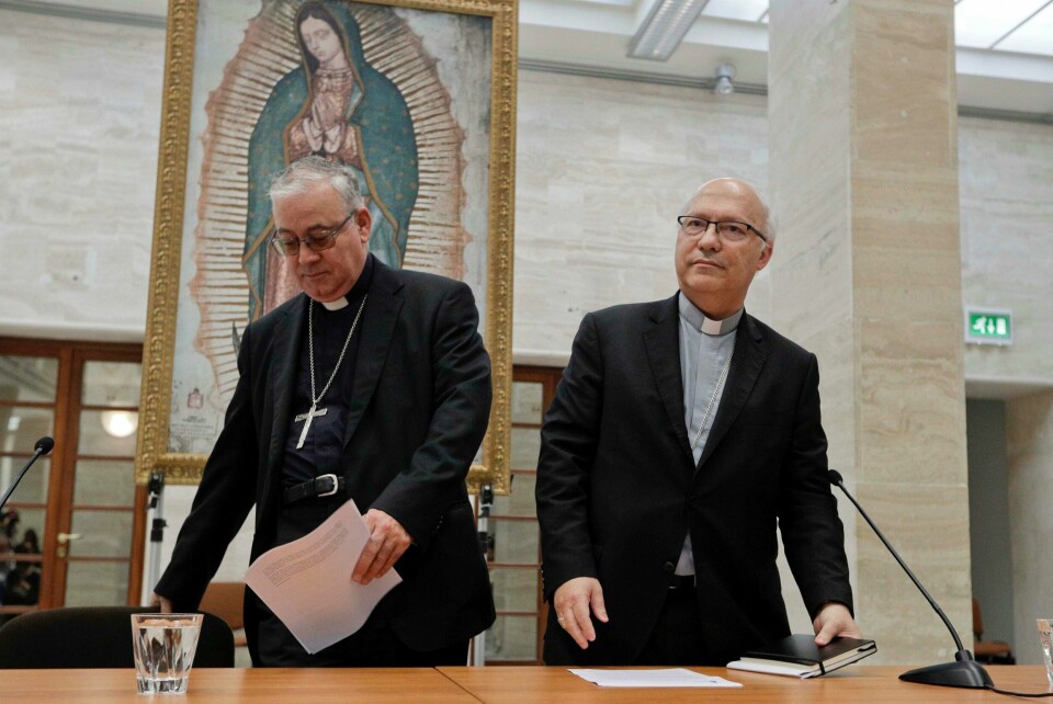 OVERGREP: Luis Fernando Ramos Perez og Juan Ignacio Gonzales jobber for den katolske kirken i Chile. De var med på et krisemøte med Pave Frans. Mange prester skal ha utført overgrep mot barn.