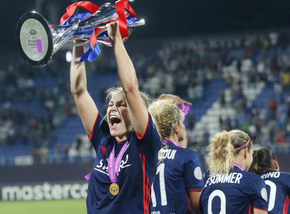 JUBLER: Ada Hegerberg på laget Lyon jubler etter seieren.