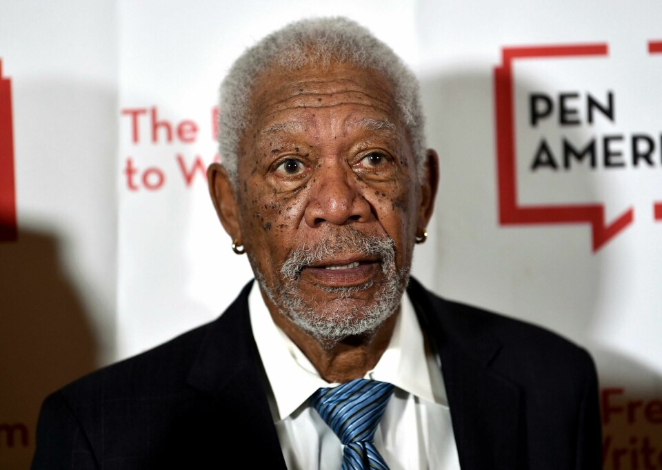 BEKLAGER: Skuespiller Morgan Freeman er også anklaget for seksuell trakassering. Han beklager sin oppførsel. FILE - In this May 22, 2018 file photo, actor Morgan Freeman attends the 2018 PEN Literary Gala in New York. Freeman is apologizing to anyone who may have felt Äúuncomfortable or disrespectedÄù by his behavior. His remarks come after CNN reported that multiple women have accused him of sexual harassment and inappropriate behavior on movie sets and in other professional settings. (Photo by Evan Agostini/Invision/AP, File)