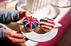Bildet viser muffins med USAs og Storbritannias flagg.