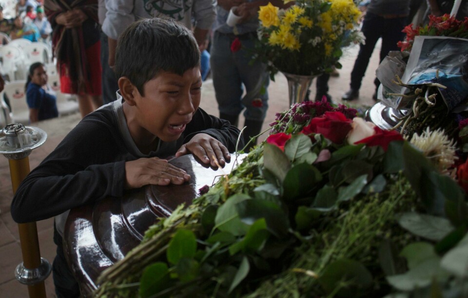 SØRGER: I denne kista ligger en 17 år gammel gutt. Han ble ett av ofrene for vulkanen i Guatemala.