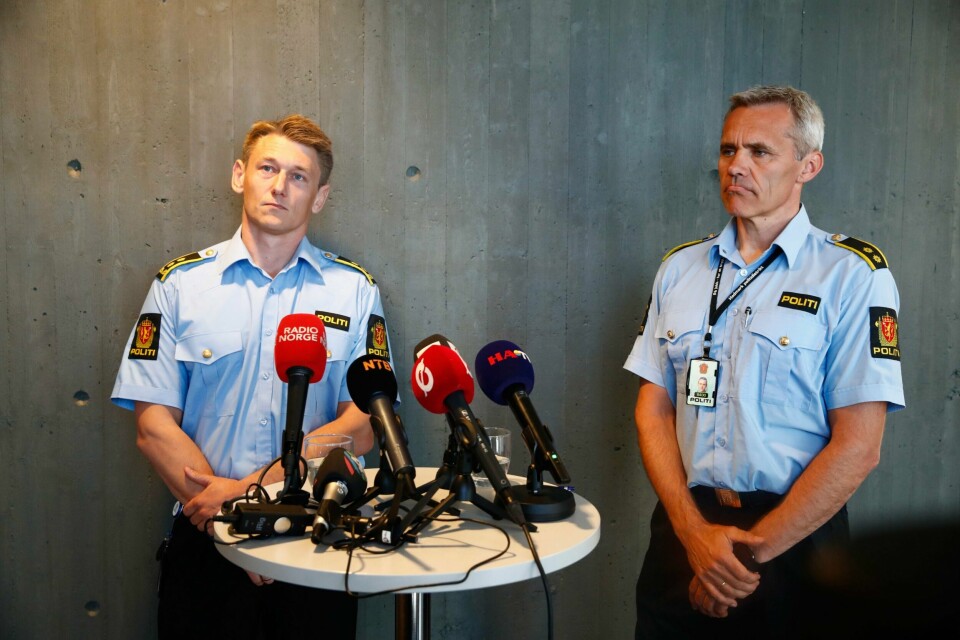 FUNN: Politiet snakket med pressen om drapet på Janne Jemtland onsdag. Til venstre er politiadvokat André Lillehovde van der Eynden og til høyre er etterforskningsleder Trond Blikstad.